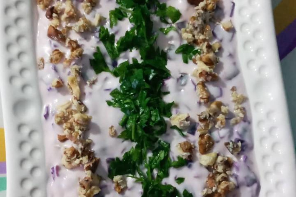 Faydası Bol: Yoğurtlu Mor Lahana Salatası