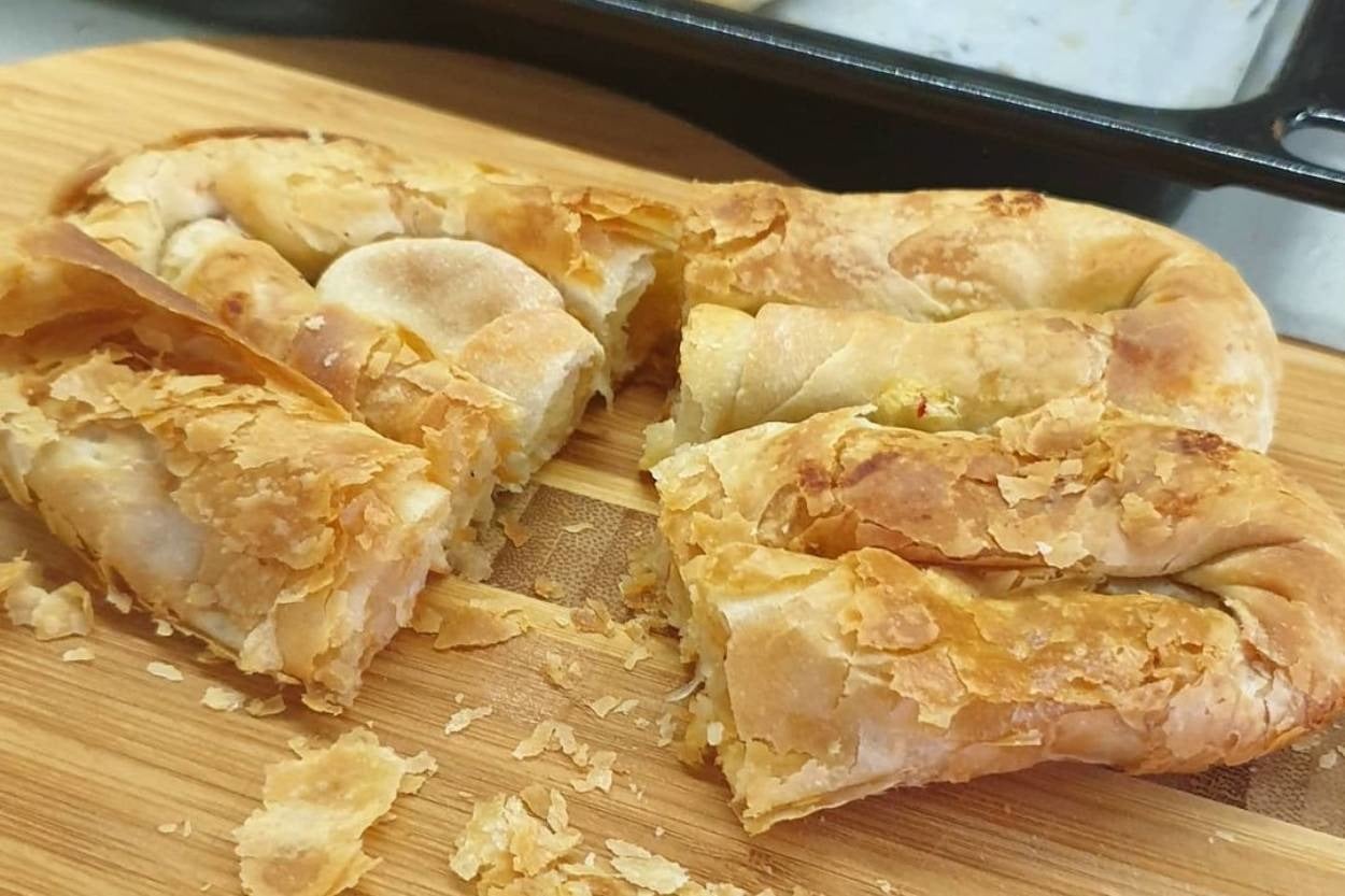 Mayasız Hamuruyla: Oklavasız El Açması Börek