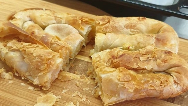 Mayasız Hamuruyla: Oklavasız El Açması Börek