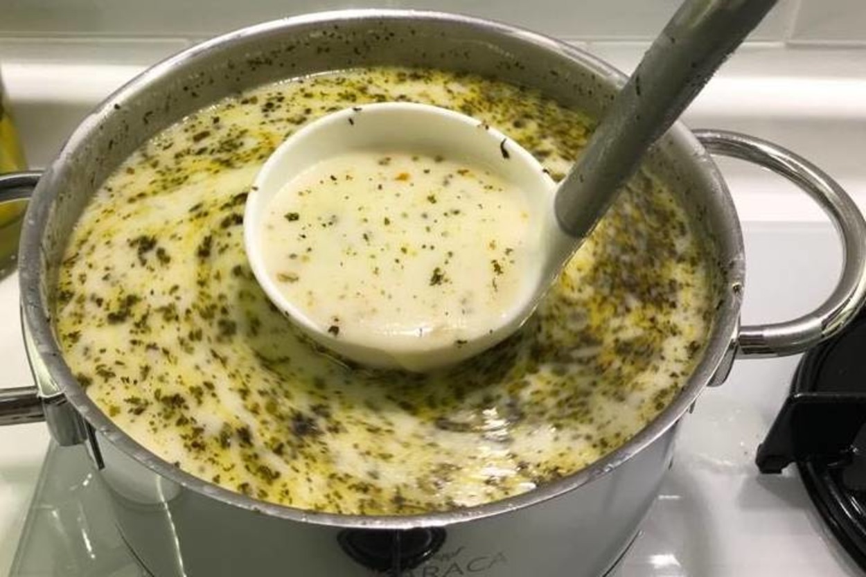 Pürüzsüz Görüntüsüyle: Kıvamı Kesilmeyen Yoğurt Çorbası