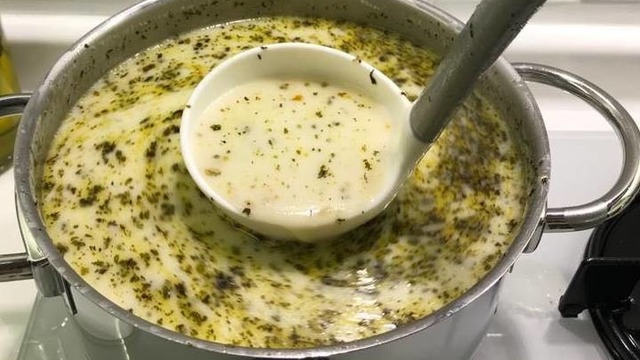 Pürüzsüz Görüntüsüyle: Kıvamı Kesilmeyen Yoğurt Çorbası