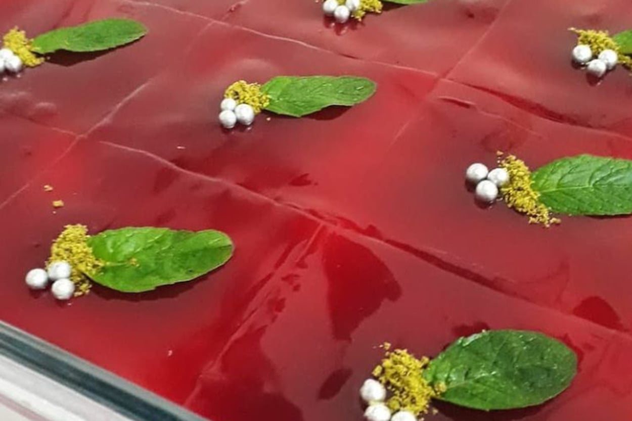 Kendini Ödüllendirmek İsteyenlere: Nar Soslu Etimek Tatlısı