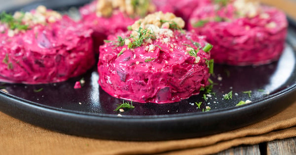 yogurtlu-kirmizi-pancar-salatasi-sunumm-yemekcom