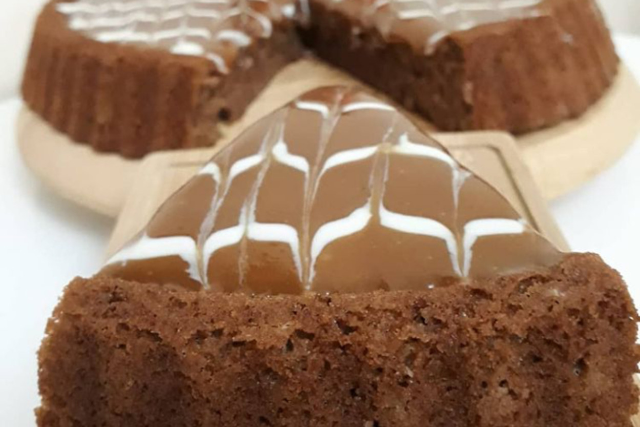 Ev Yapımı Sosuyla: Karamelli Tart Kek