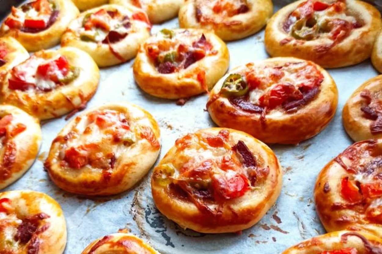 Kimse Hayır Diyemeyecek: Pastane Usulü Mini Pizza