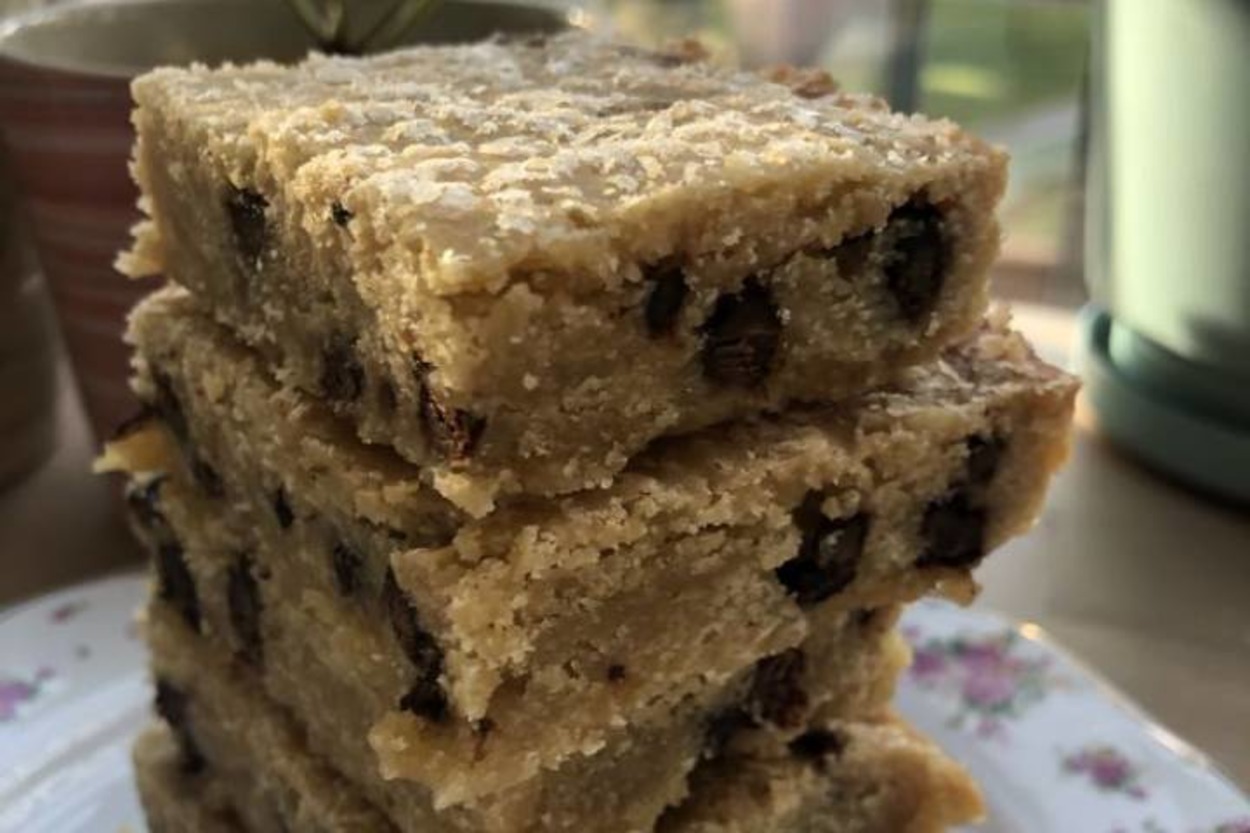 Sadelik ve Lezzet Buluştu: Damla Çikolatalı Blondie