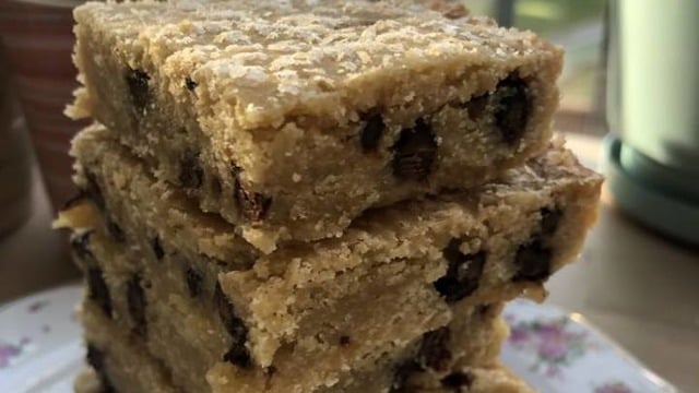Sadelik ve Lezzet Buluştu: Damla Çikolatalı Blondie