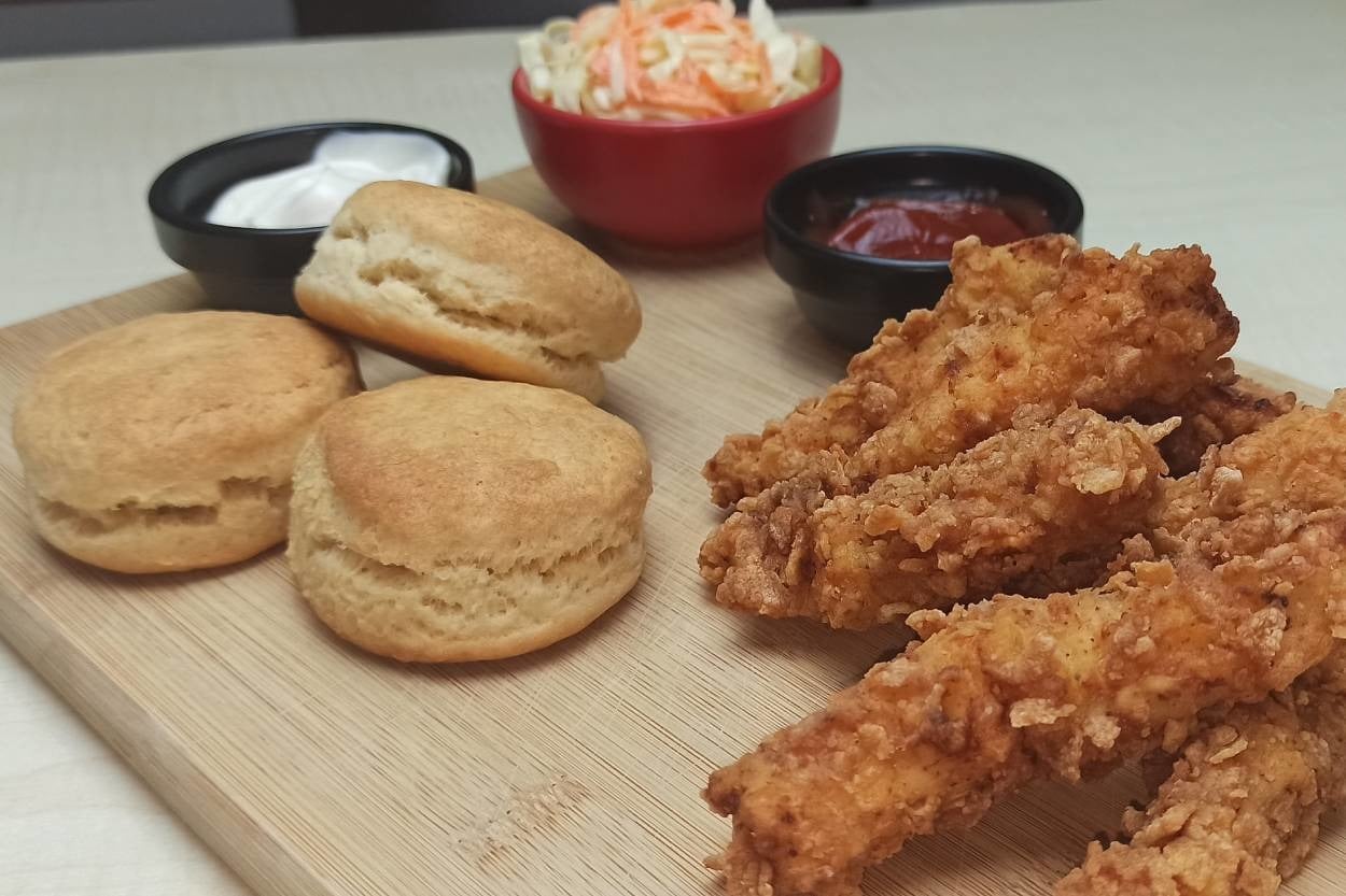 Yanında Coleslaw ve Ekmeğiyle: Fast Food Usulü Çıtır Tavuk
