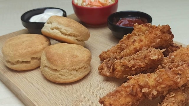 Yanında Coleslaw ve Ekmeğiyle: Fast Food Usulü Çıtır Tavuk