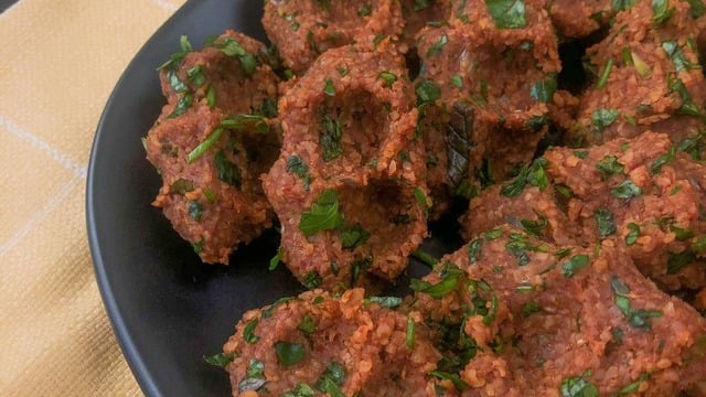 Çiğ Köfte Görünümlü: Diyarbakır Usulü Kısır