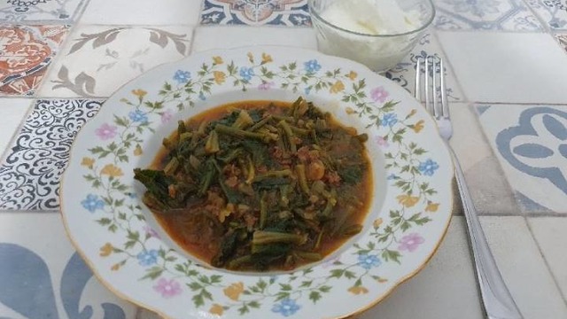 Akşam Yemeklerine: Kıymalı Ispanak Kökü Yemeği