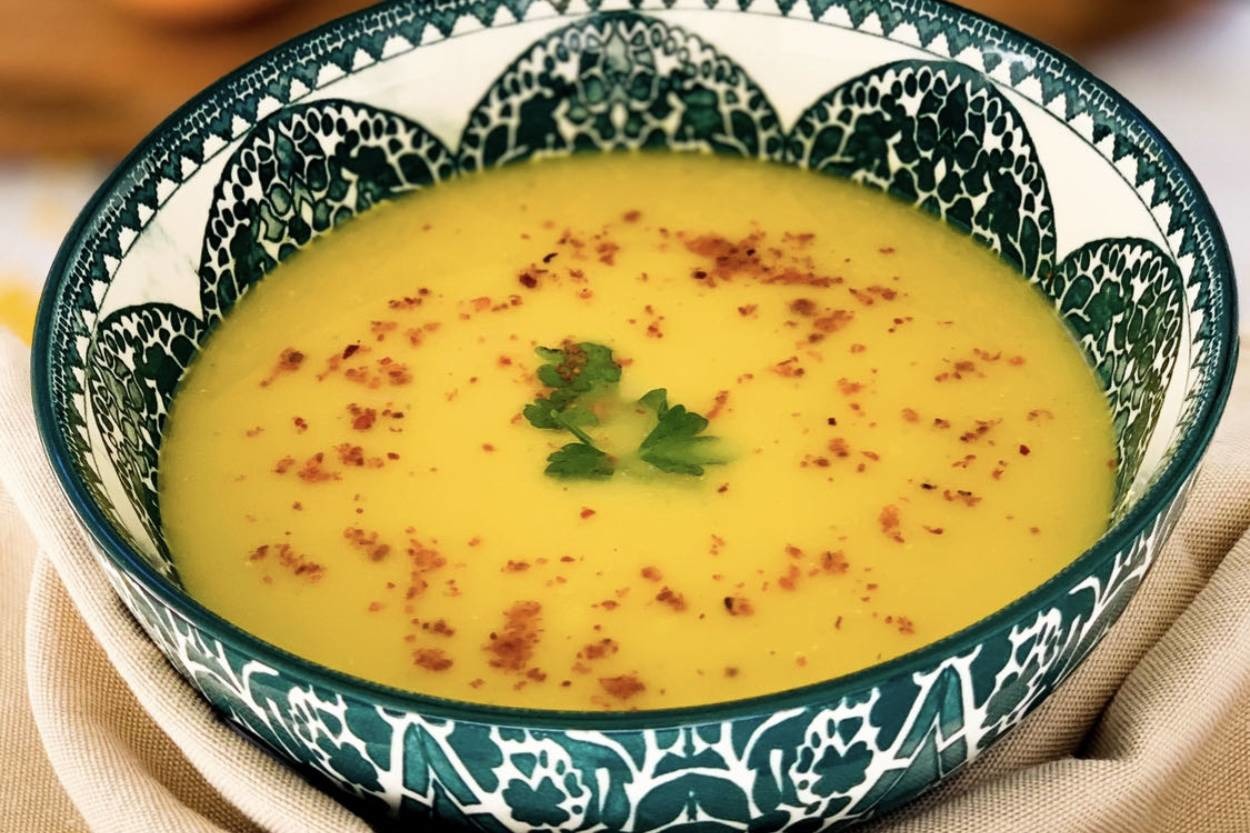 Nasıl da Yakışıyor: Lokanta Usulü Zerdeçallı Mercimek Çorbası