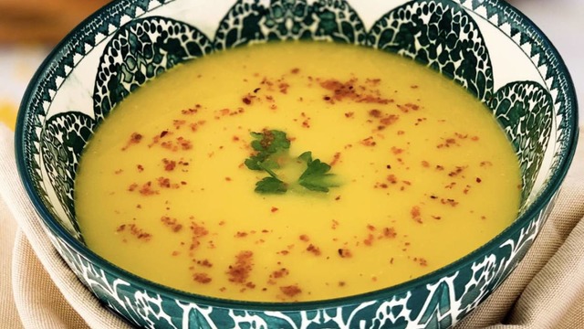 Nasıl da Yakışıyor: Lokanta Usulü Zerdeçallı Mercimek Çorbası