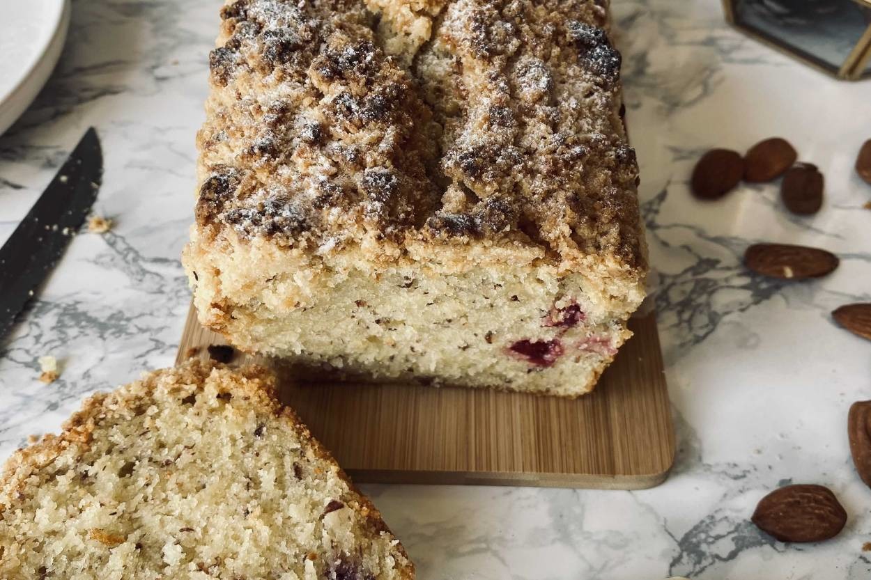 İçi Yumuşacık: Bademli Vişneli Crumble Kek
