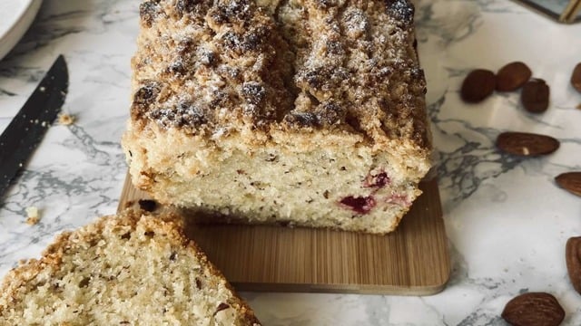 İçi Yumuşacık: Bademli Vişneli Crumble Kek