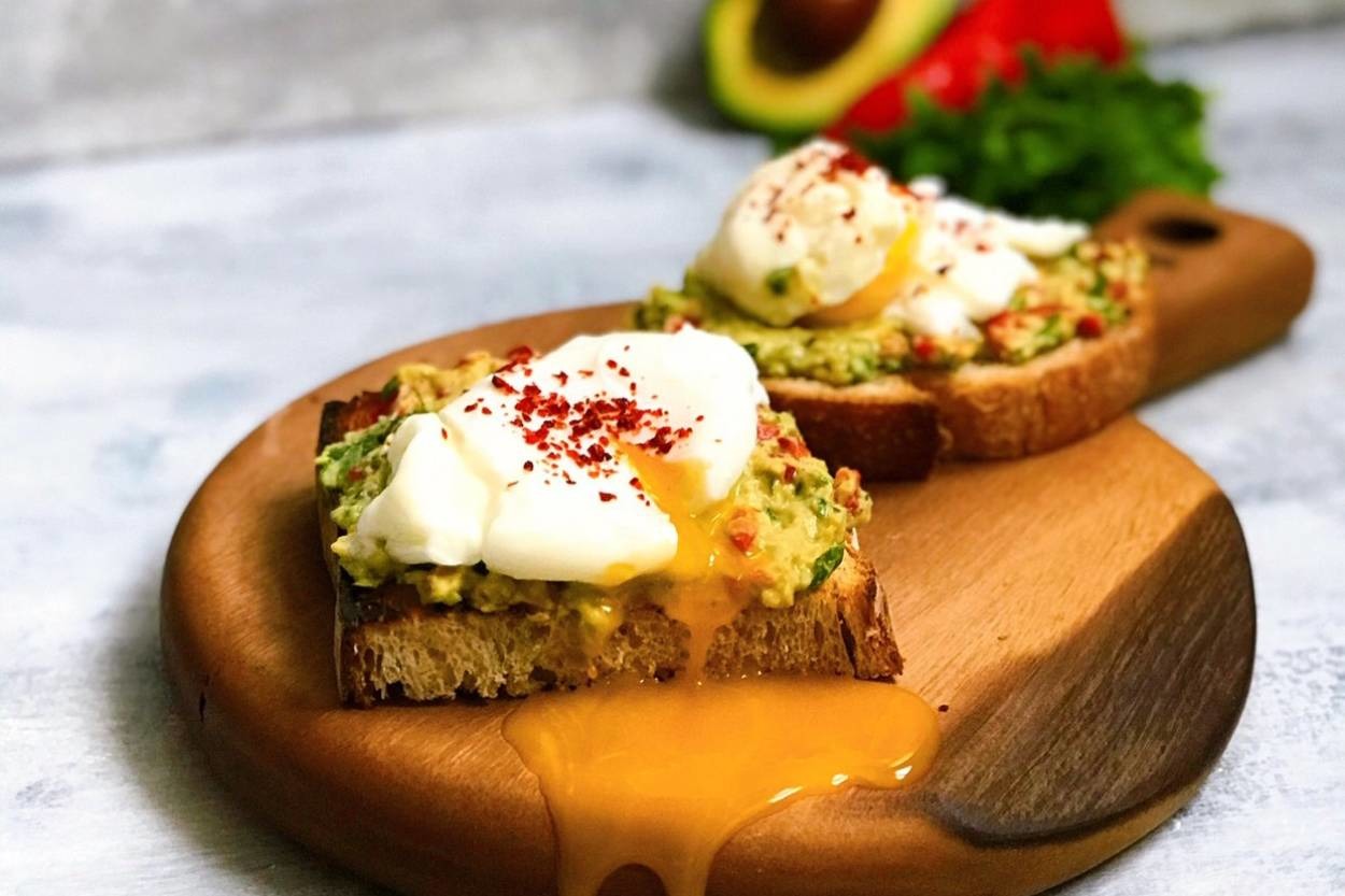 Ekmek Üzerine: Avokadolu Poşe Yumurta