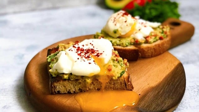 Ekmek Üzerine: Avokadolu Poşe Yumurta