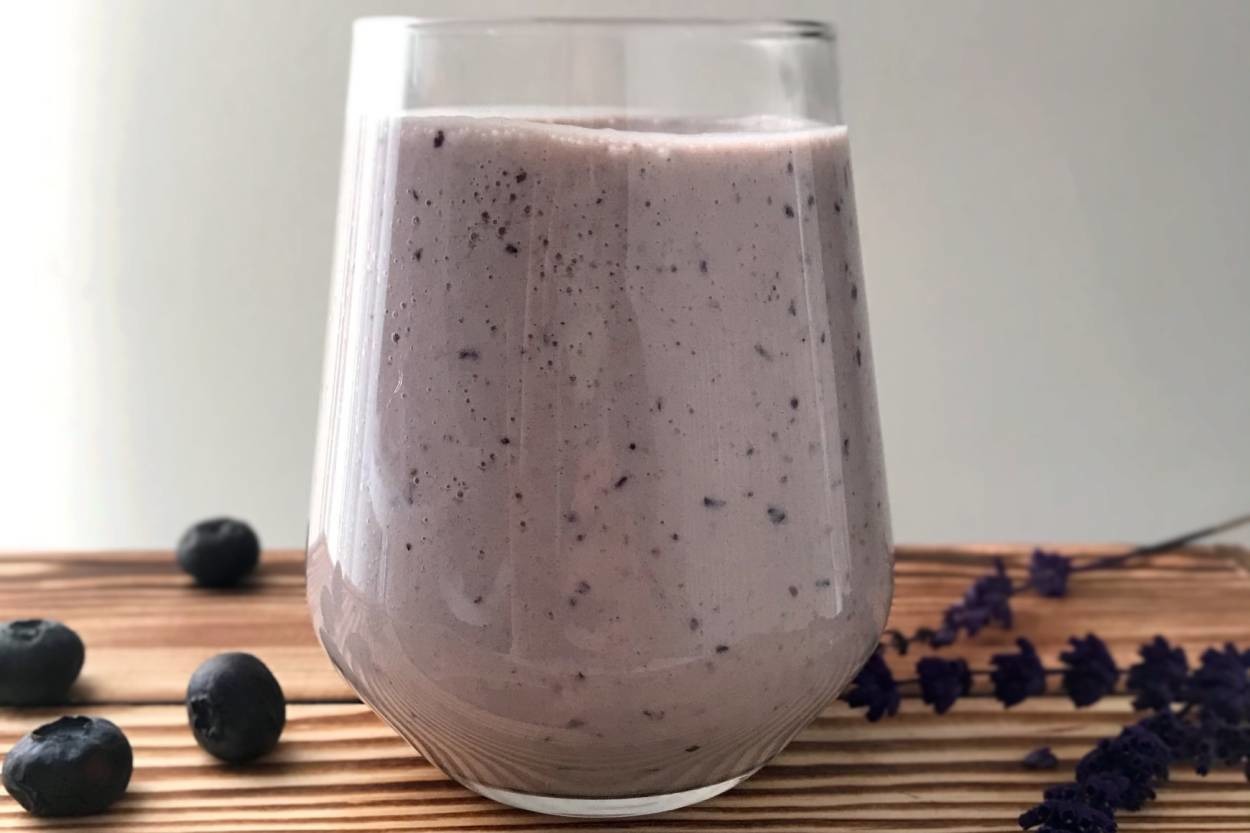 İştah Açan Rengiyle: Yaban Mersinli Smoothie