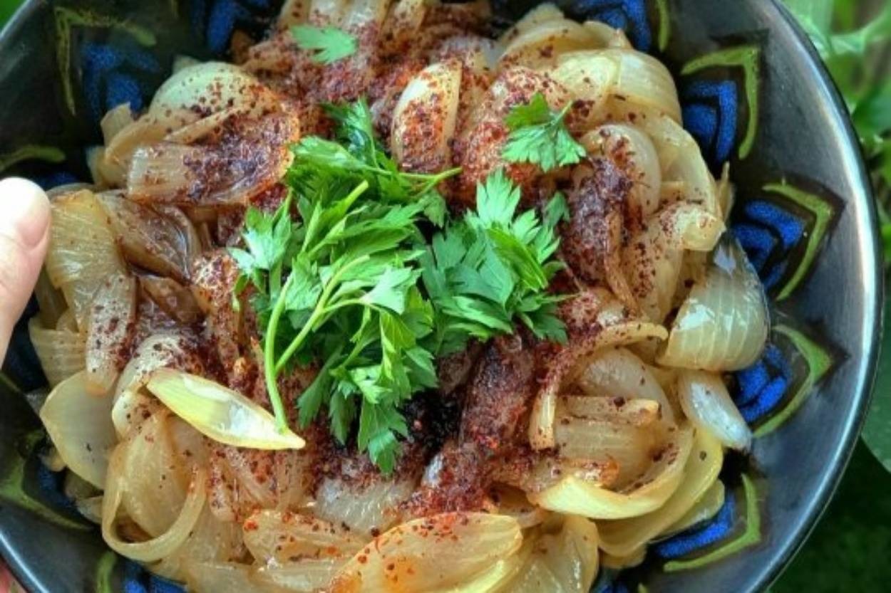 Ev Yapımı Haliyle: Kebapçı Soğan Salatası