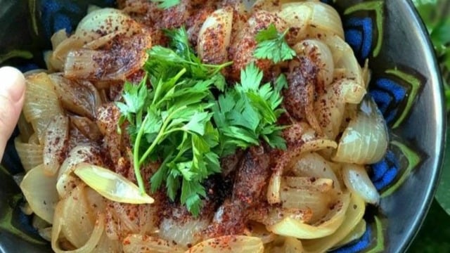 Ev Yapımı Haliyle: Kebapçı Soğan Salatası