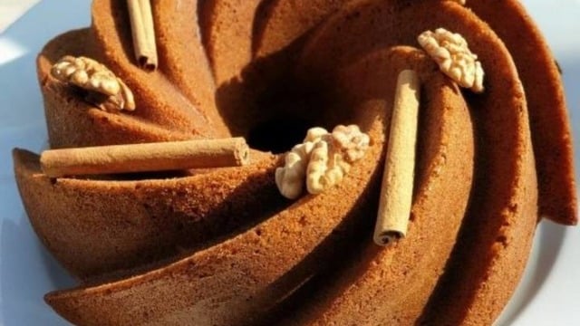 Evi Saran Mis Kokusuyla: Havuçlu Tarçınlı Cevizli Kek