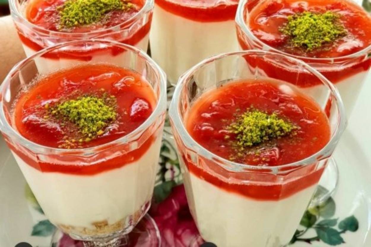 Muhteşem Aromasıyla: Çilek Soslu Puding