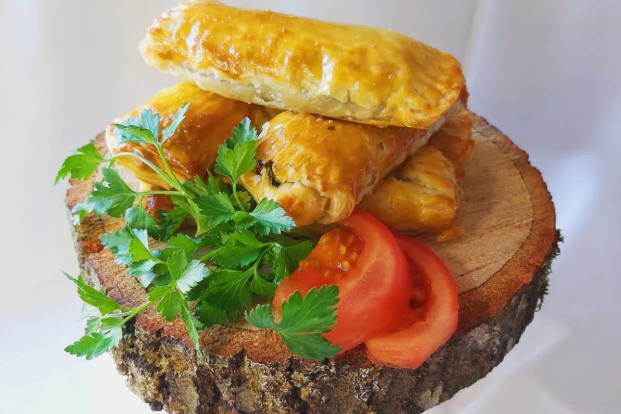 Çat Kapı Misafire: Mantar ve Ispanaklı Kolay Milföy Börek
