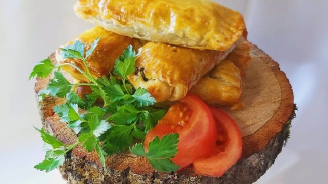 Çat Kapı Misafire: Mantar ve Ispanaklı Kolay Milföy Börek