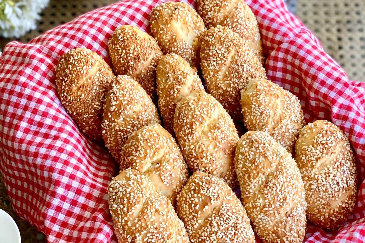 Çayın Yanına: Yumuşacık Susamlı Peynirli Poğaça