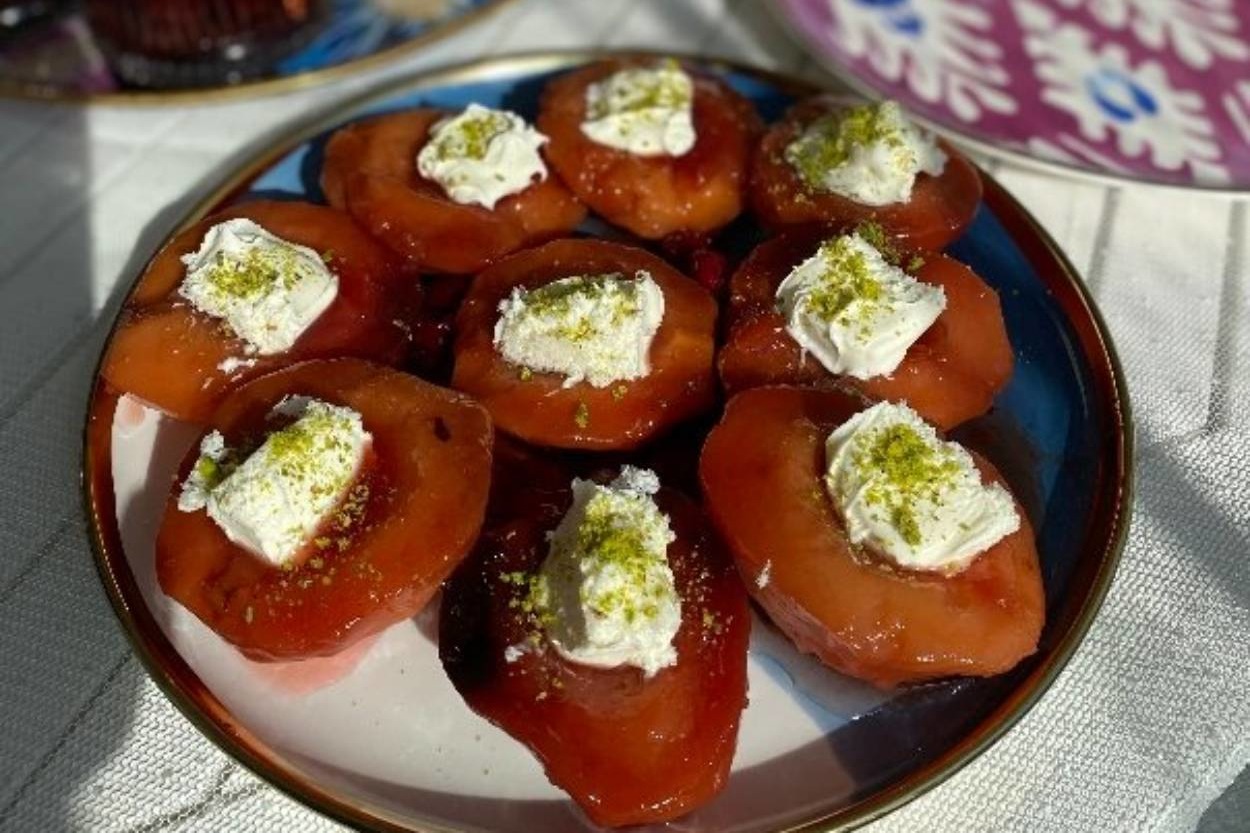 Meyveli Tatlılara Bayılanlara: Tarçınlı Ayva Tatlısı