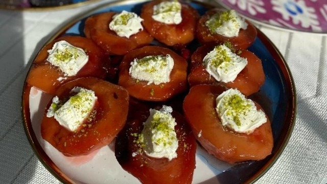 Meyveli Tatlılara Bayılanlara: Tarçınlı Ayva Tatlısı