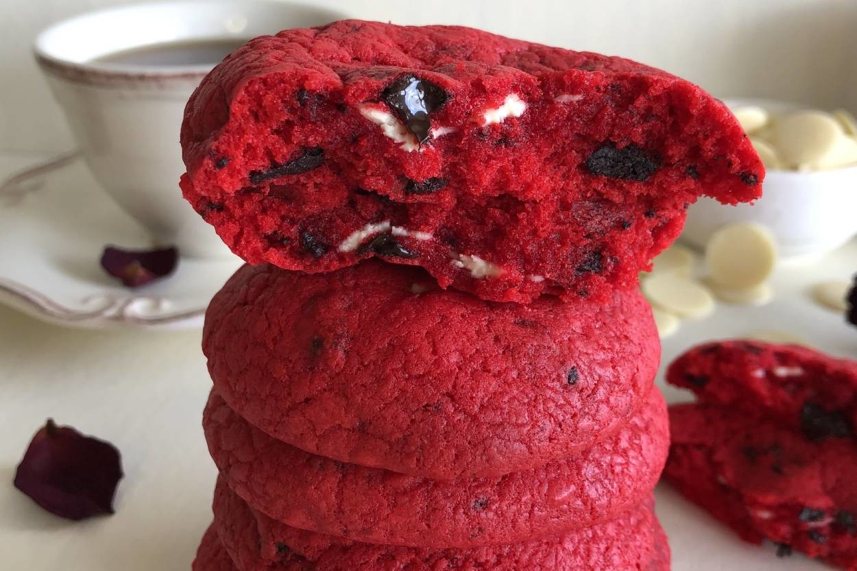 Rengi Şahane: Red Velvet Chocolate Chip Cookies