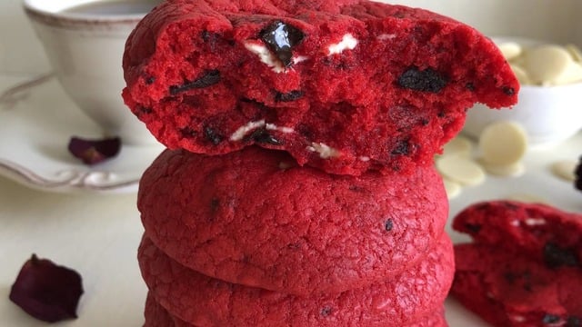 Rengi Şahane: Red Velvet Chocolate Chip Cookies