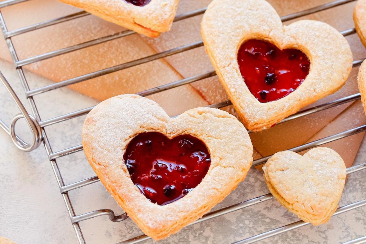 Aşk Dolu: Ahududulu Linzer Kurabiye