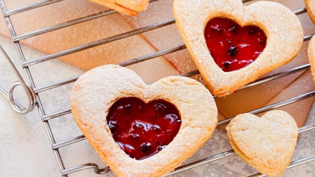 Aşk Dolu: Ahududulu Linzer Kurabiye