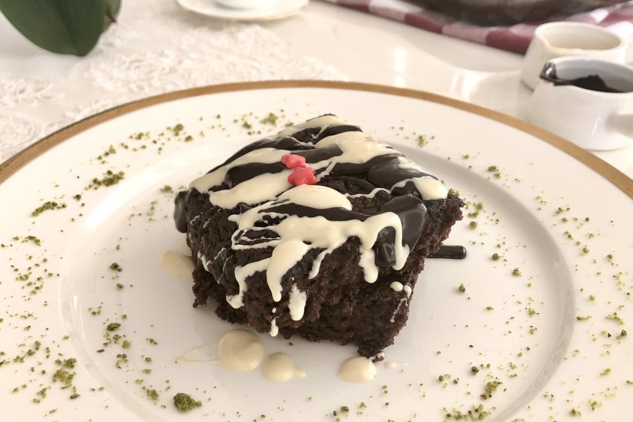 Evde Bulunan Malzemelerle: Brownie Tadında Kakaolu Islak Kek