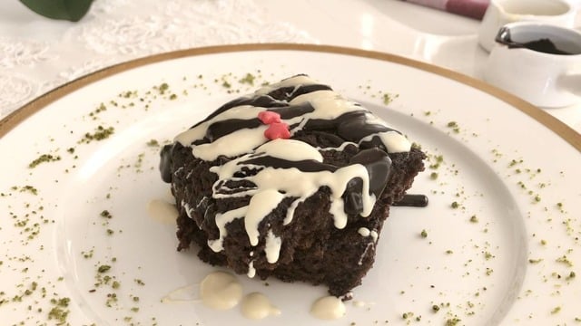 Evde Bulunan Malzemelerle: Brownie Tadında Kakaolu Islak Kek