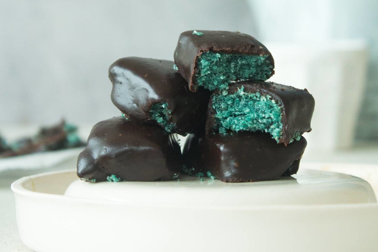 Renkli ve Farklı: Hindistan Cevizli Spirulina Çikolata
