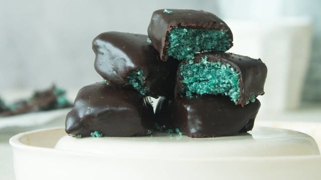 Renkli ve Farklı: Hindistan Cevizli Spirulina Çikolata