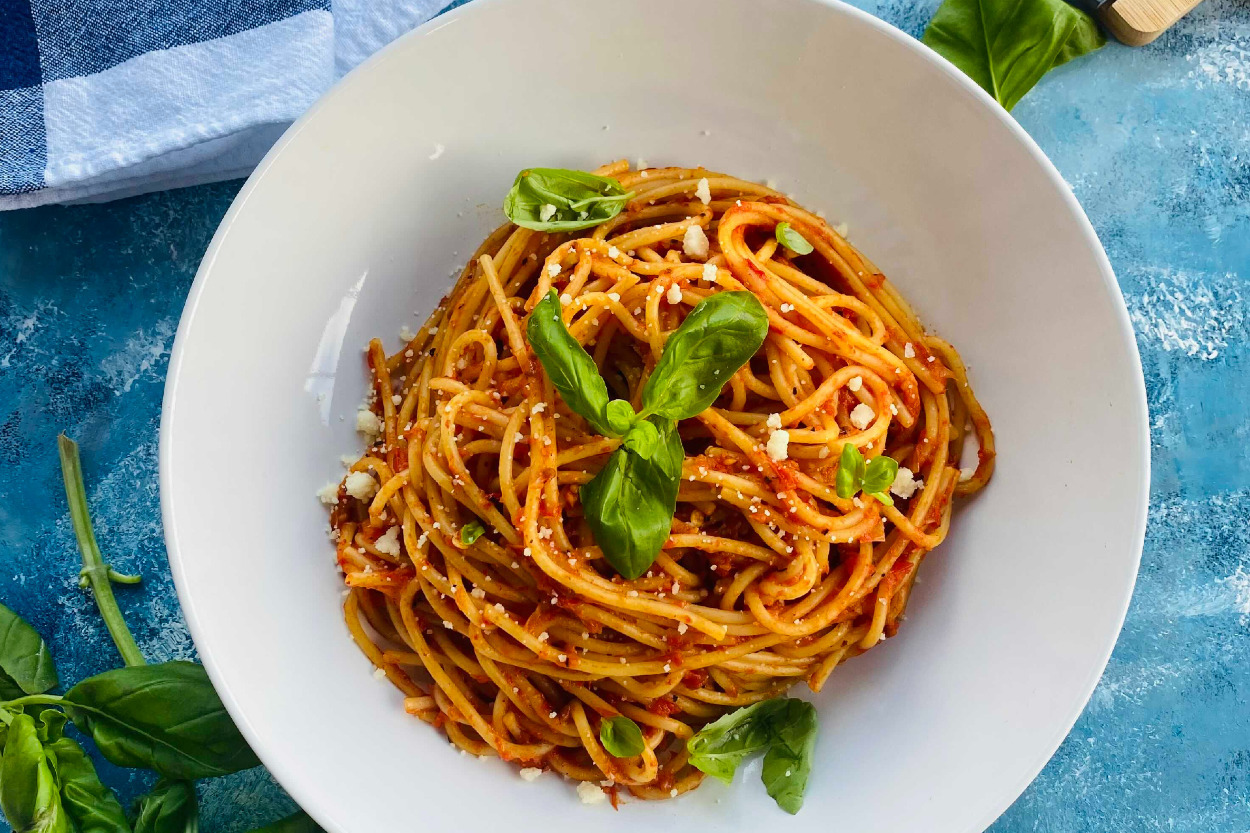 Diğer Sosları Unutturur: Köz Domates ve Biber Soslu Spagetti