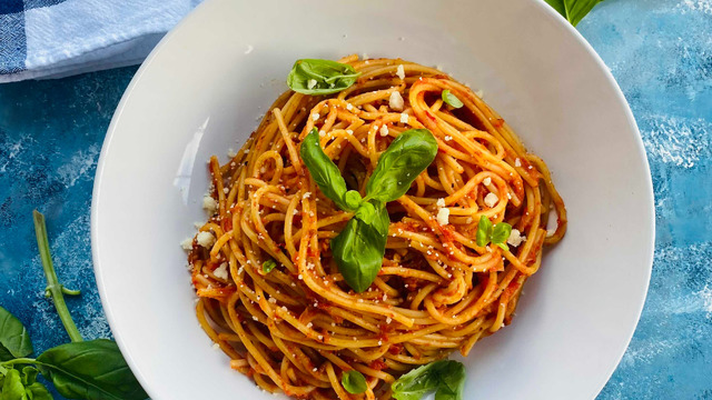 Diğer Sosları Unutturur: Köz Domates ve Biber Soslu Spagetti