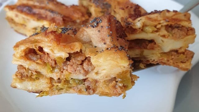 Pırasayı Sevdirir: Kıymalı Pırasalı Börek