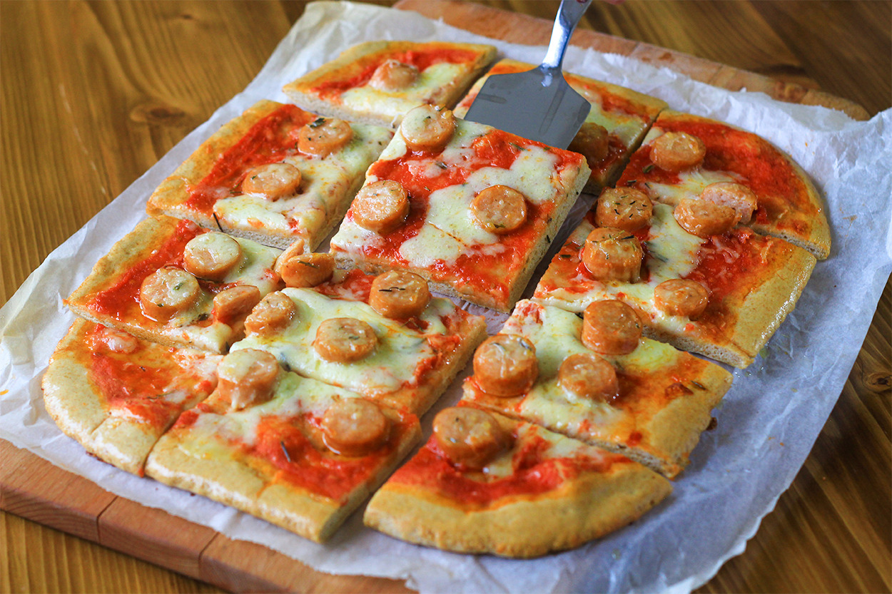 Dilim Dilim: Piliç Sosisli Pizza