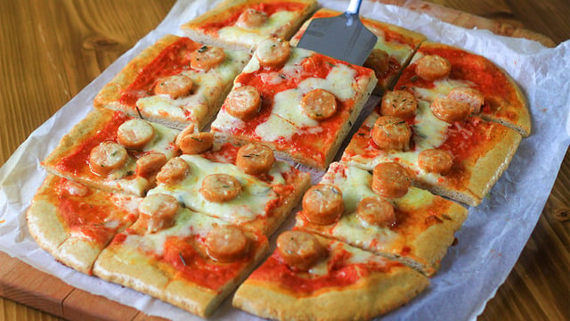 Dilim Dilim: Piliç Sosisli Pizza