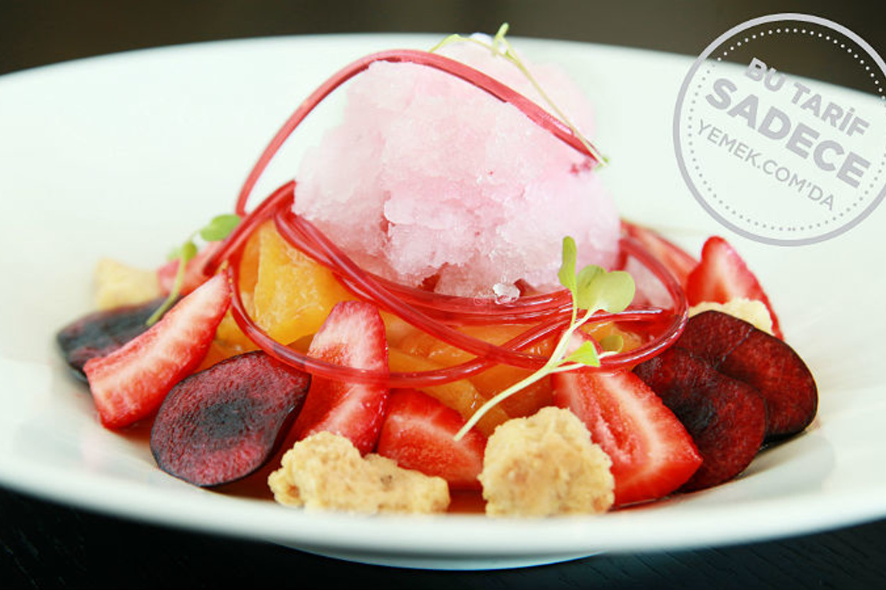 Hilton Bomonti The Globe Restaurant’tan: Poşe Şeftali ve Kirazlı, Şampanyalı Granita