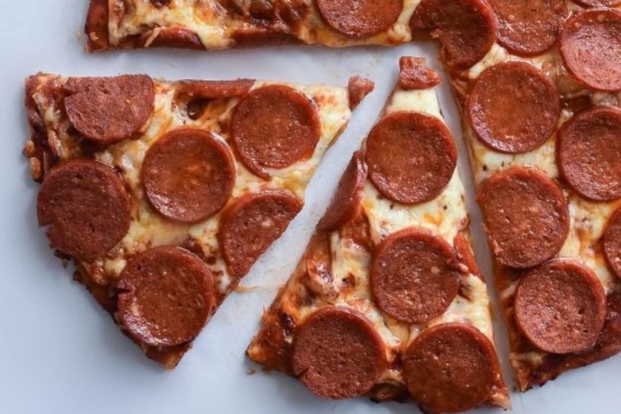 İncecik ve Yumuşacık Tabanıyla: Sucuk Sever Pizza