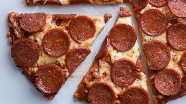 İncecik ve Yumuşacık Tabanıyla: Sucuk Sever Pizza