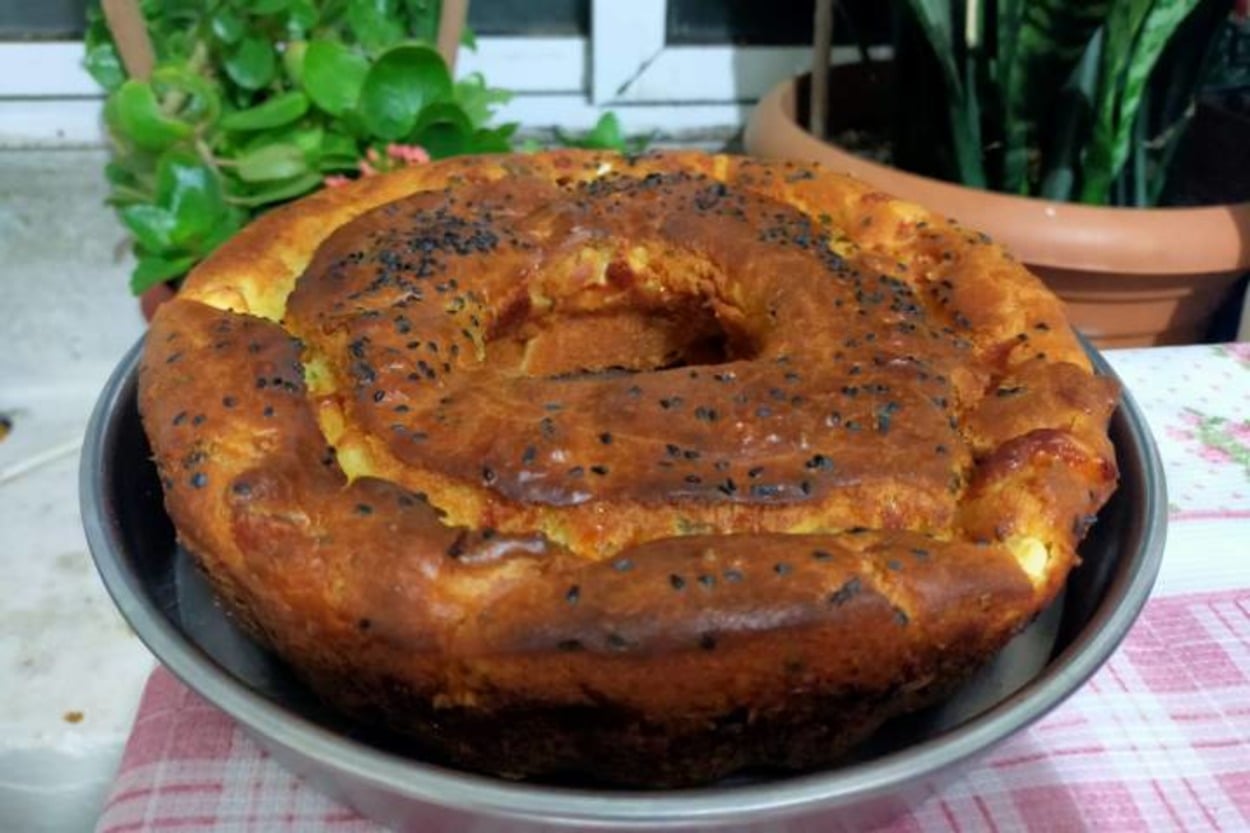 Sabah Kahvaltılarına: 3 Peynirli Tuzlu Kek