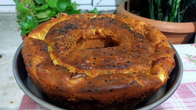 Sabah Kahvaltılarına: 3 Peynirli Tuzlu Kek