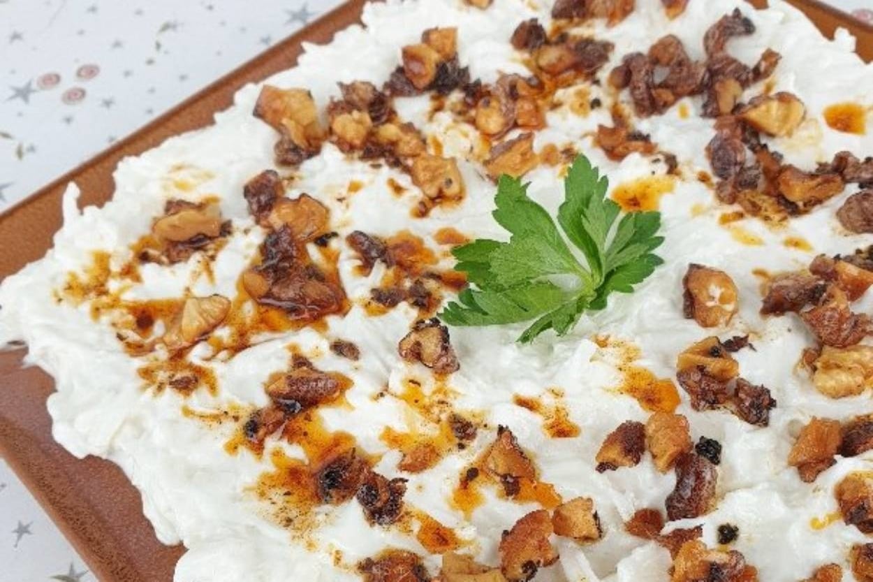 Yoğurtla Bütünleşmiş: Ceviz Soslu Kereviz Salatası